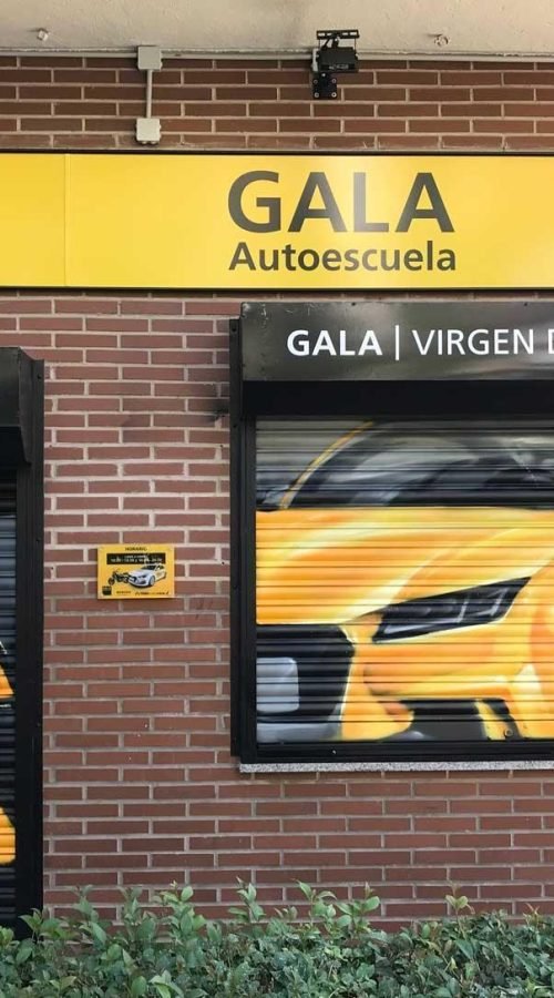 mural graffiti en cierres comerciales