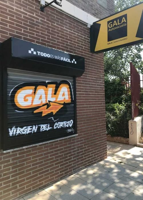 Cierres pintados con coche amarillo en Autoescuela Gala de Hortaleza (Virgen del Cortijo)