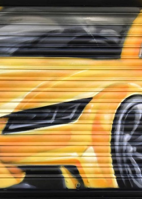 Cierres pintados con coche amarillo en Autoescuela Gala de Hortaleza (Virgen del Cortijo)