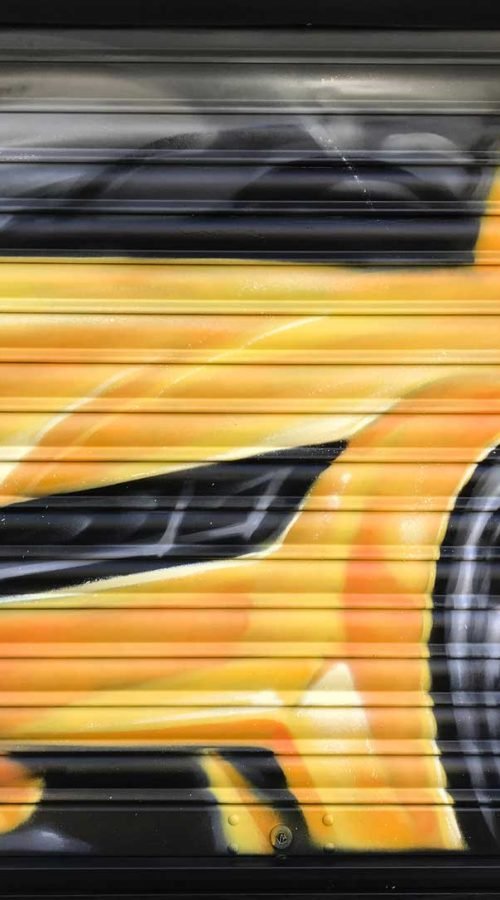 Cierres pintados con coche amarillo en Autoescuela Gala de Hortaleza (Virgen del Cortijo)