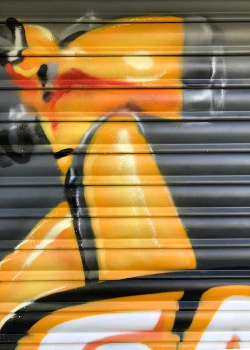 Cierres pintados con coche amarillo en Autoescuela Gala de Hortaleza (Virgen del Cortijo)