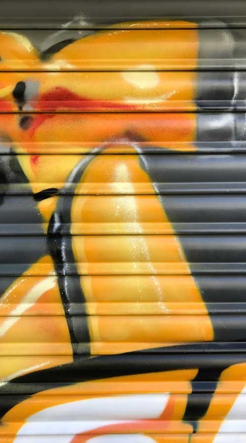 Cierres pintados con coche amarillo en Autoescuela Gala de Hortaleza (Virgen del Cortijo)