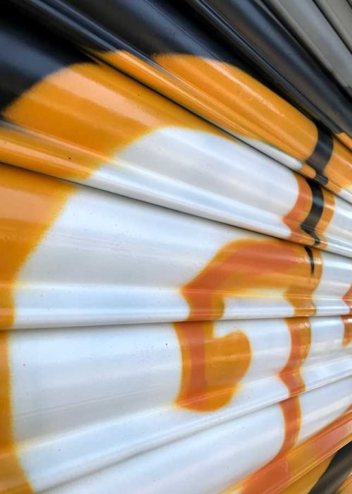 Cierres pintados con coche amarillo en Autoescuela Gala de Hortaleza (Virgen del Cortijo)