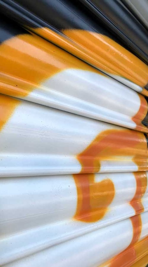 Cierres pintados con coche amarillo en Autoescuela Gala de Hortaleza (Virgen del Cortijo)