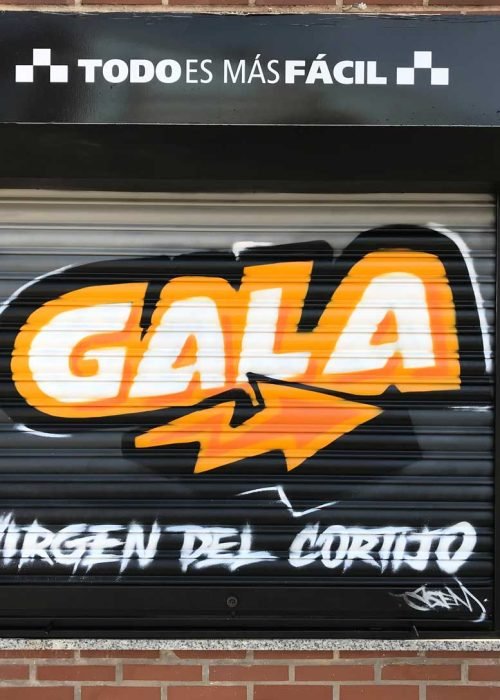 Cierres pintados con coche amarillo en Autoescuela Gala de Hortaleza (Virgen del Cortijo)