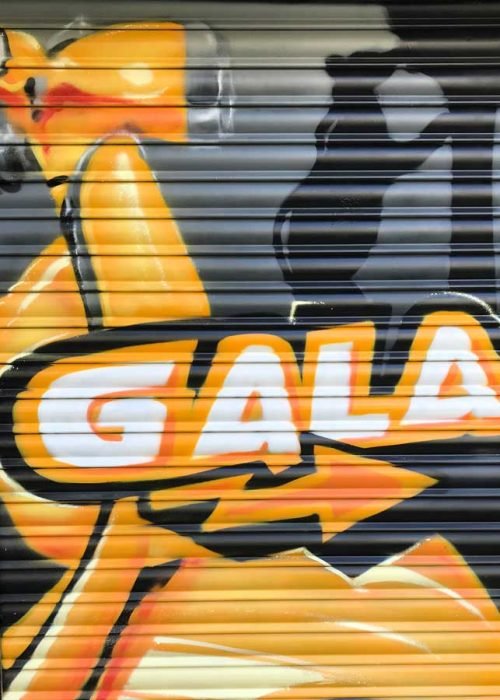 Cierres pintados con coche amarillo en Autoescuela Gala de Hortaleza (Virgen del Cortijo)