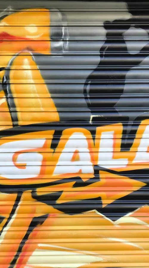 Cierres pintados con coche amarillo en Autoescuela Gala de Hortaleza (Virgen del Cortijo)