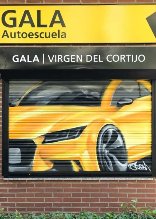 Cierres pintados con coche amarillo en Autoescuela Gala de Hortaleza (Virgen del Cortijo)