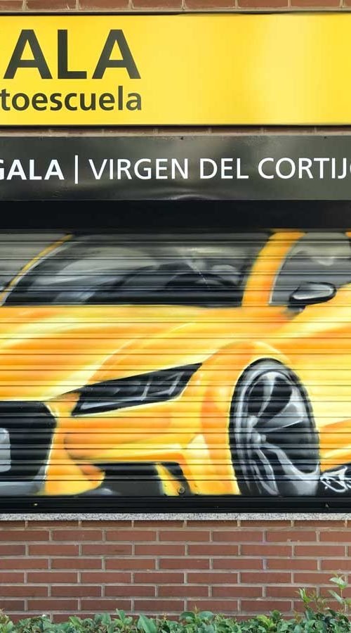 Cierres pintados con coche amarillo en Autoescuela Gala de Hortaleza (Virgen del Cortijo)