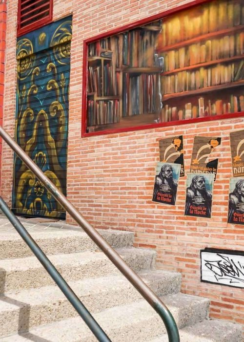 Mural de Akira Books con trampantojo, Nagini y pósters de Harry Potter