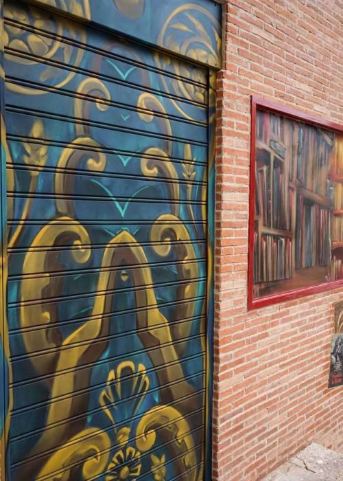 Mural de Akira Books con trampantojo, Nagini y pósters de Harry Potter