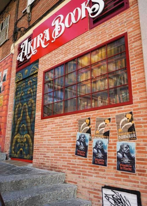 Mural de Akira Books con trampantojo, Nagini y pósters de Harry Potter