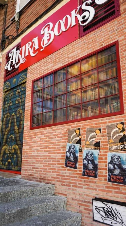 Mural de Akira Books con trampantojo, Nagini y pósters de Harry Potter