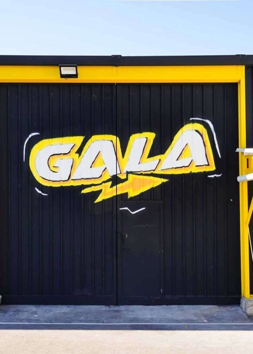 Fachada con graffiti de Autoescuela Gala en pistas de Sanchinarro