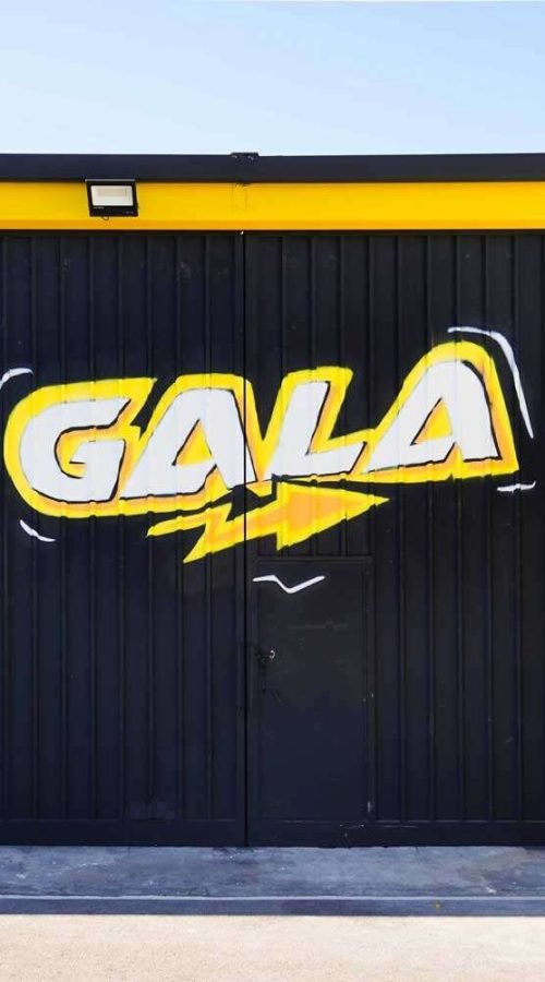 Fachada con graffiti de Autoescuela Gala en pistas de Sanchinarro