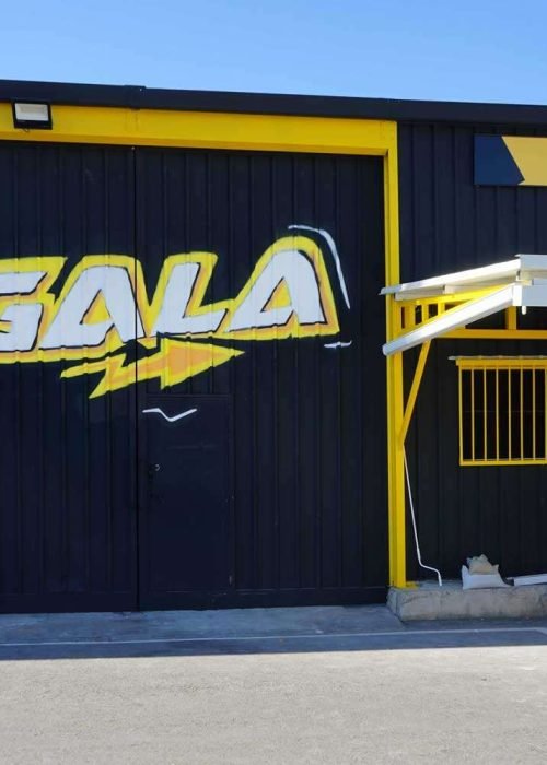 Fachada con graffiti de Autoescuela Gala en pistas de Sanchinarro