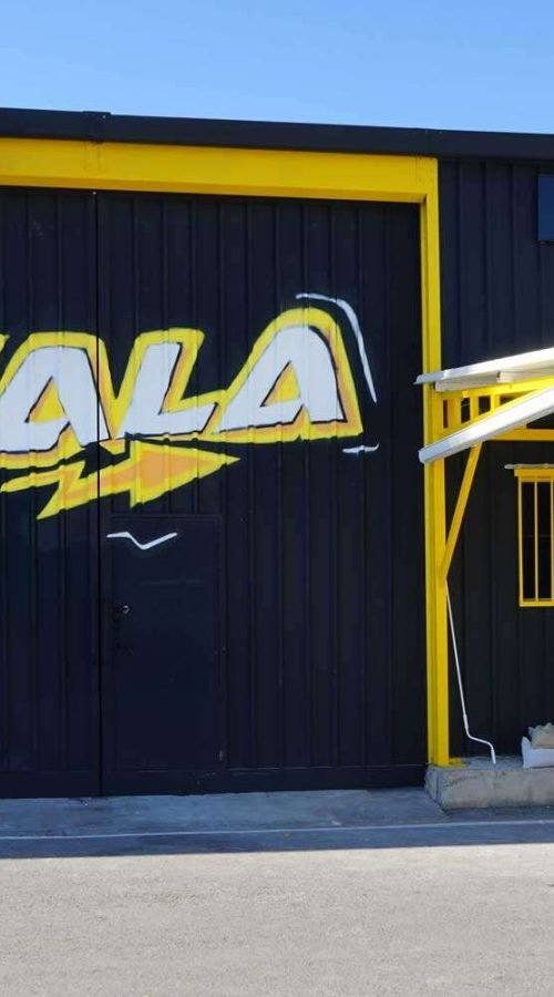 Fachada con graffiti de Autoescuela Gala en pistas de Sanchinarro