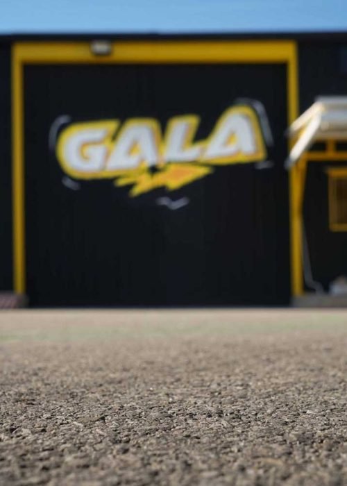 Fachada con graffiti de Autoescuela Gala en pistas de Sanchinarro