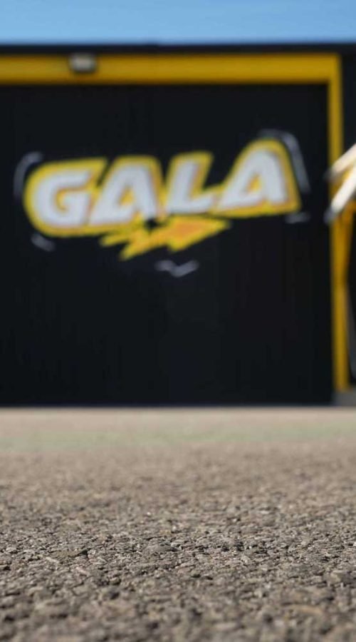 Fachada con graffiti de Autoescuela Gala en pistas de Sanchinarro