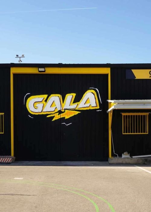 Fachada con graffiti de Autoescuela Gala en pistas de Sanchinarro