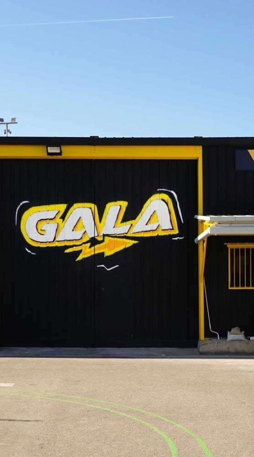 Fachada con graffiti de Autoescuela Gala en pistas de Sanchinarro