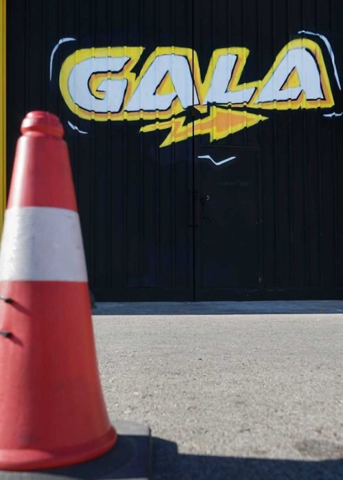 Fachada con graffiti de Autoescuela Gala en pistas de Sanchinarro