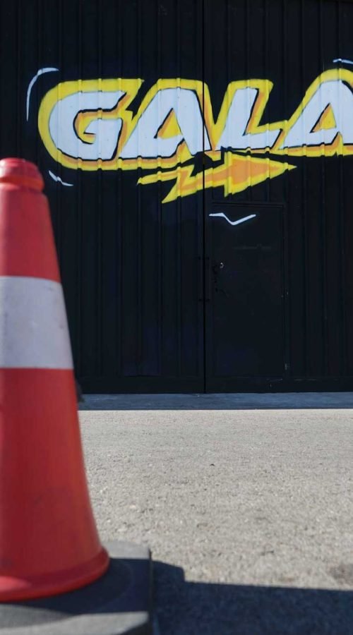 Fachada con graffiti de Autoescuela Gala en pistas de Sanchinarro