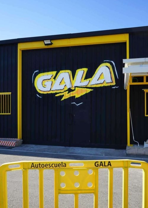 Fachada con graffiti de Autoescuela Gala en pistas de Sanchinarro