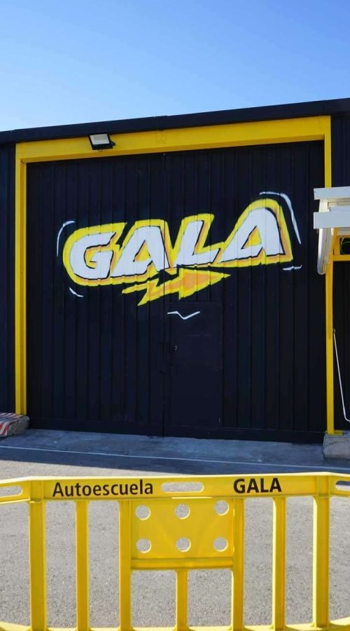 Fachada con graffiti de Autoescuela Gala en pistas de Sanchinarro