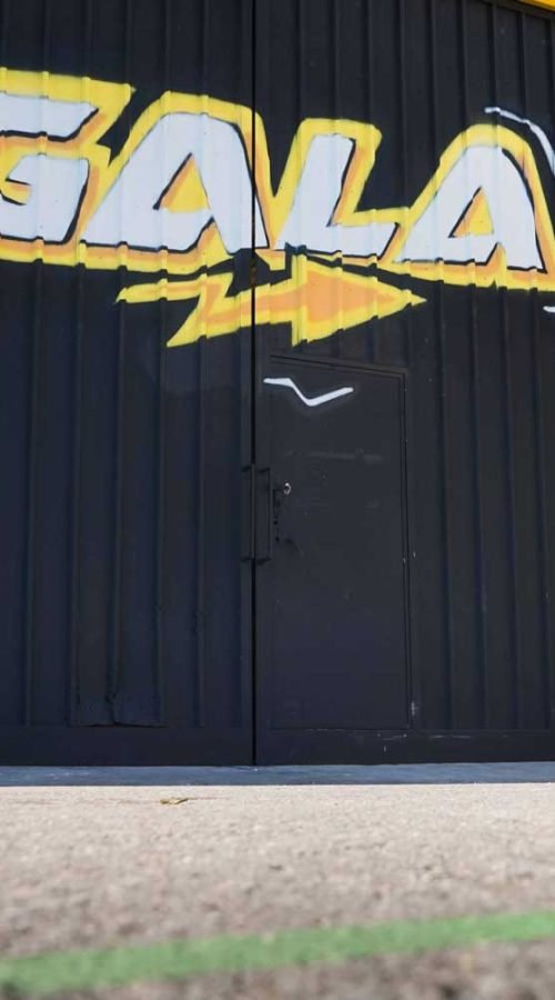 Fachada con graffiti de Autoescuela Gala en pistas de Sanchinarro