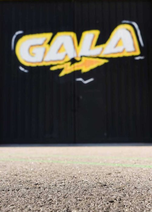 Fachada con graffiti de Autoescuela Gala en pistas de Sanchinarro