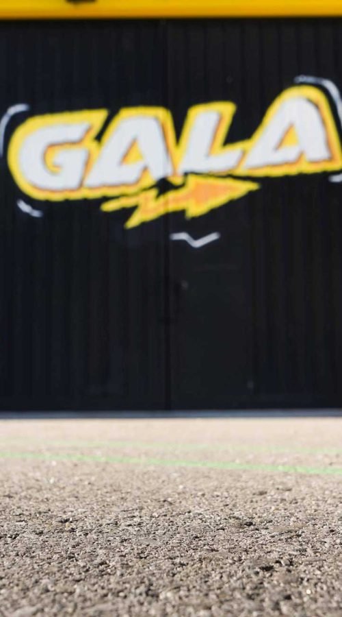 Fachada con graffiti de Autoescuela Gala en pistas de Sanchinarro