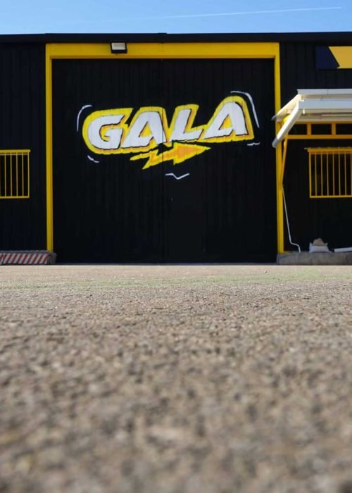 Fachada con graffiti de Autoescuela Gala en pistas de Sanchinarro