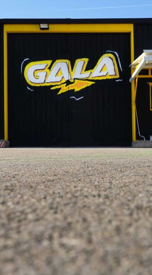 Fachada con graffiti de Autoescuela Gala en pistas de Sanchinarro