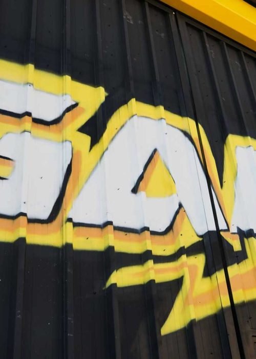 Fachada con graffiti de Autoescuela Gala en pistas de Sanchinarro