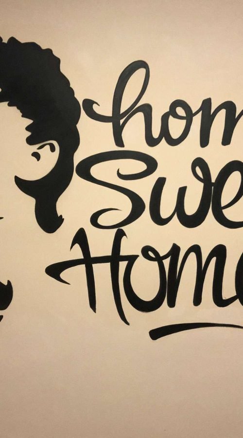 Resumen de murales en cierres metálicos y paredes para negocios con distintos estilos de graffiti