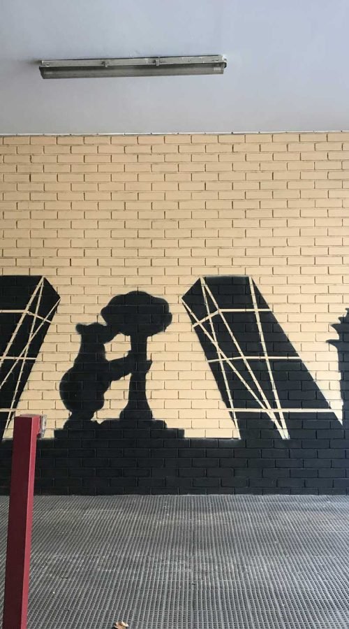 Resumen de murales en cierres metálicos y paredes para negocios con distintos estilos de graffiti