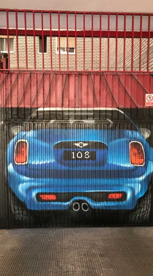 Resumen de murales en cierres metálicos y paredes para negocios con distintos estilos de graffiti