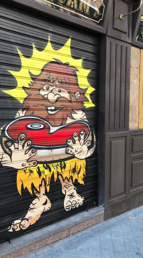 Resumen de murales en cierres metálicos y paredes para negocios con distintos estilos de graffiti