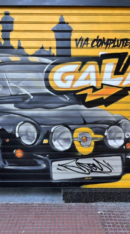 Graffiti coche clásico Abarth en sede de Gala en Alcalá de Henares