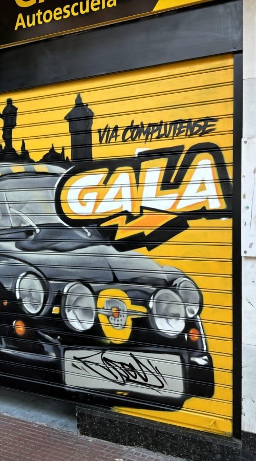 Graffiti coche clásico Abarth en sede de Gala en Alcalá de Henares