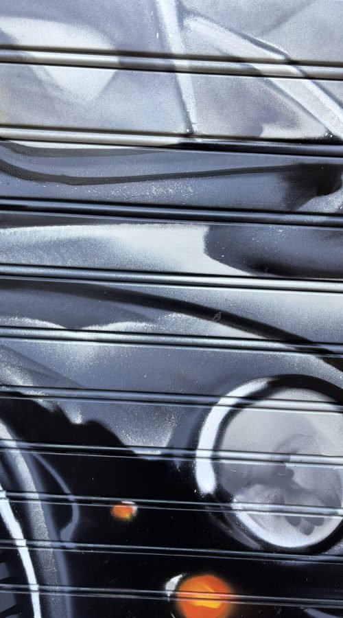 Graffiti coche clásico Abarth en sede de Gala en Alcalá de Henares