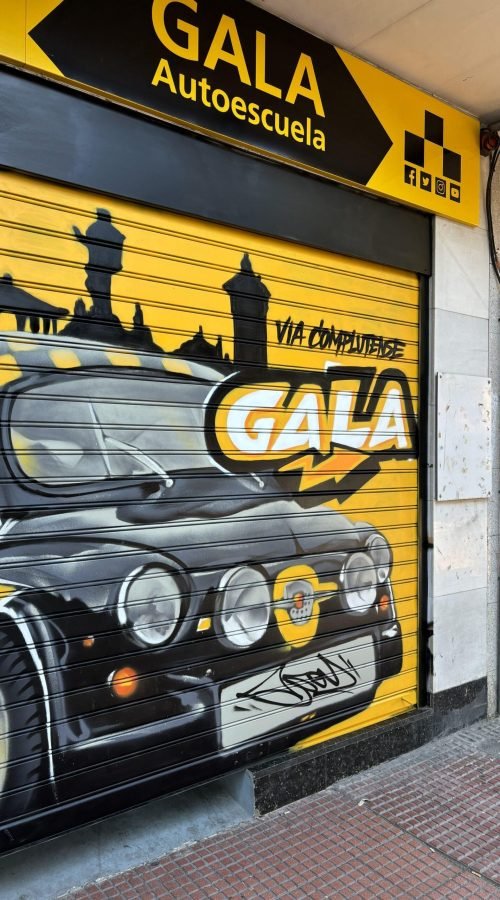 Graffiti coche clásico Abarth en sede de Gala en Alcalá de Henares