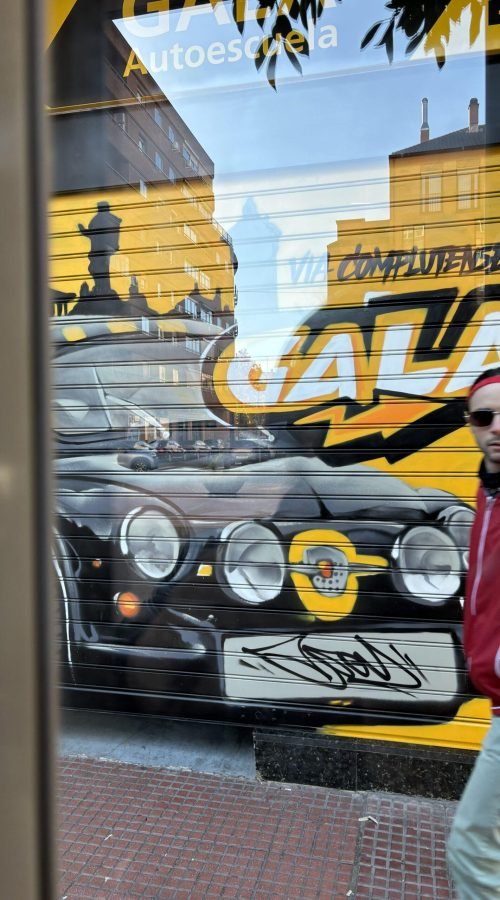 Graffiti coche clásico Abarth en sede de Gala en Alcalá de Henares