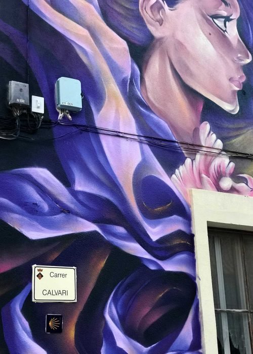 Graffiti “No estás sola” contra la violencia de género en Castellnou de Seana