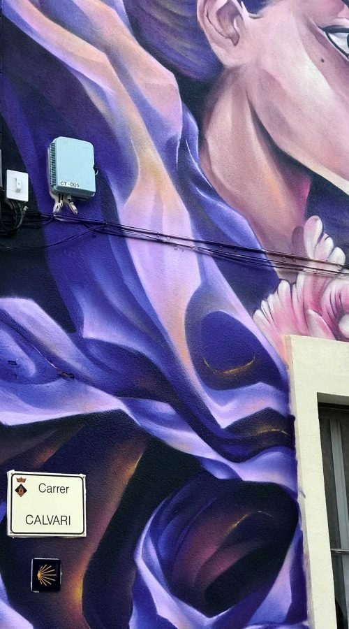 Graffiti “No estás sola” contra la violencia de género en Castellnou de Seana