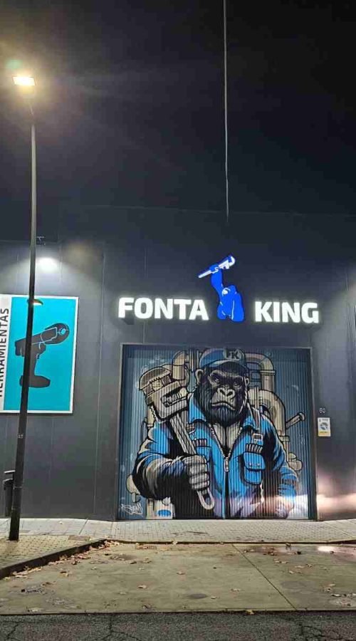 Vista general de fachada comercial Fontaking con mural corporativo y paneles de servicios