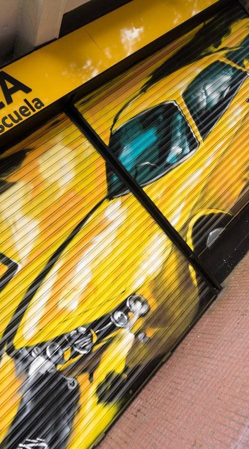 Cierre con mural de Rolls-Royce amarillo para Autoescuela Gala en estilo graffiti