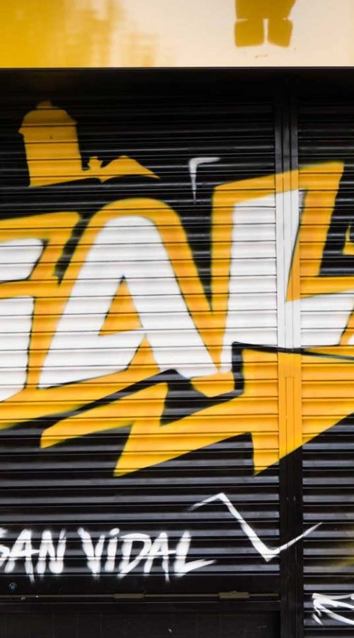 Cierre con mural de Rolls-Royce amarillo para Autoescuela Gala en estilo graffiti