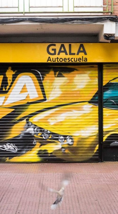Cierre con mural de Rolls-Royce amarillo para Autoescuela Gala en estilo graffiti